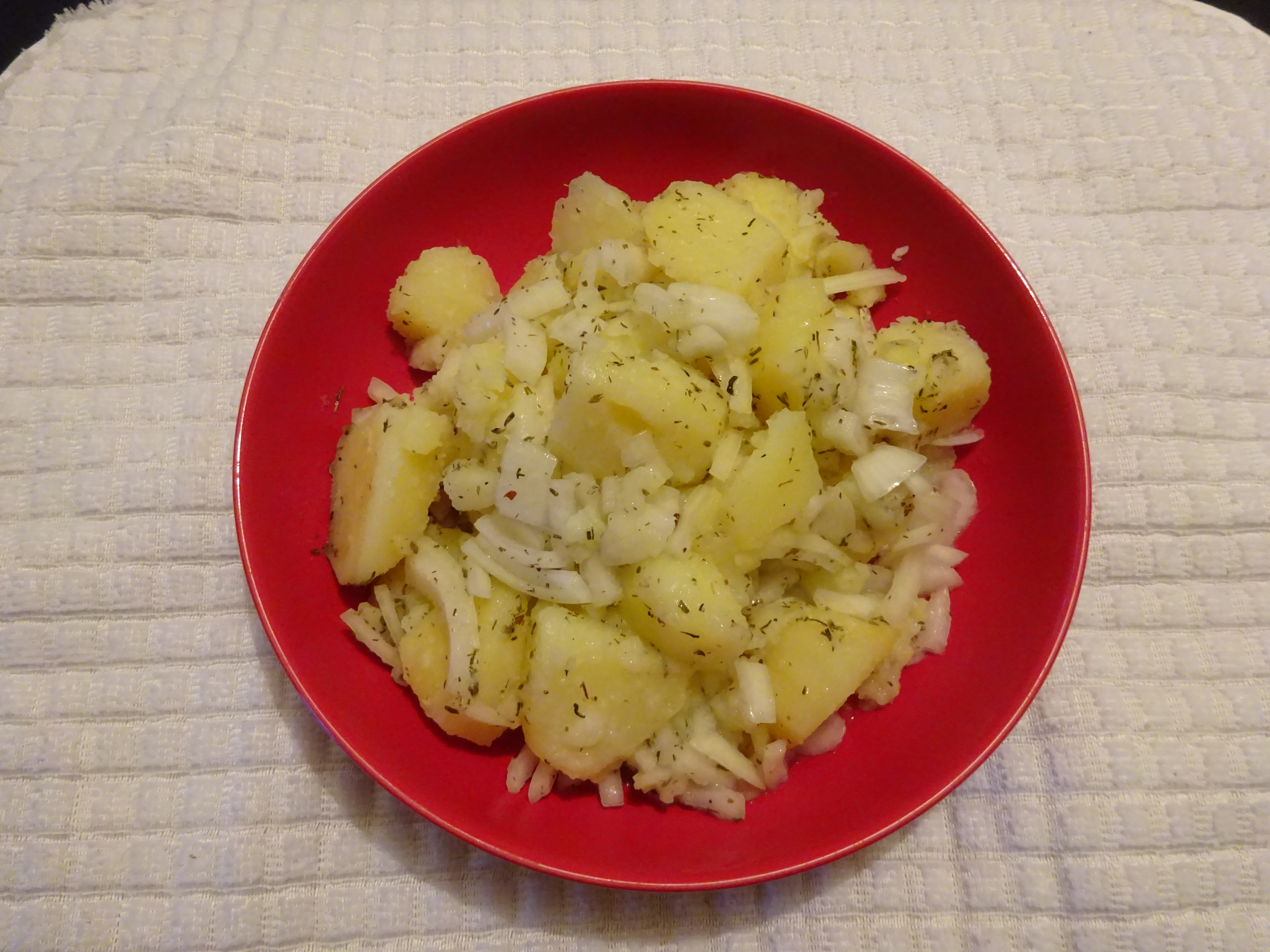 Картофена салата с лук и чубрица